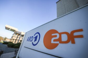 ARD und ZDF haben sich über die Übertragung der deutschen Spiele bei der Fußball-EM 2024 geeinigt. ARD und ZDF haben sich über die Übertragung der deutschen Spiele bei der Fußball-EM 2024 geeinigt.