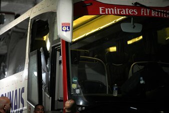 Der Mannschaftsbus von Olympique Lyon wurde mit Steinen angegriffen. Der Mannschaftsbus von Olympique Lyon wurde mit Steinen angegriffen.