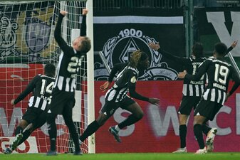 Die Spieler von Borussia Mönchengladbach setzten sich dank Manu Koné (M.) gegen Wolfsburg durch. Die Spieler von Borussia Mönchengladbach setzten sich dank Manu Koné (M.) gegen Wolfsburg durch.