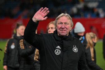Horst Hrubesch bleibt vorerst Interims-Bundestrainer der deutschen Fußballerinnen. Horst Hrubesch bleibt vorerst Interims-Bundestrainer der deutschen Fußballerinnen.