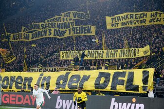 Dortmunds Fans demonstrieren gegen Investoren in der DFL. Dortmunds Fans demonstrieren gegen Investoren in der DFL.