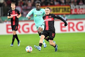 Leverkusens Florian Wirtz (r) musste im Spiel gegen Paderborn noch vor der Pause ausgewechselt werden. Leverkusens Florian Wirtz (r) musste im Spiel gegen Paderborn noch vor der Pause ausgewechselt werden.