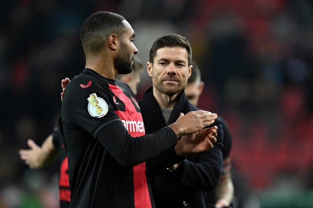 Leverkusens Trainer Xabi Alonso (r) feiert den Sieg mit Jonathan Tah.