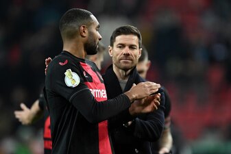 Leverkusens Trainer Xabi Alonso (r) feiert den Sieg mit Jonathan Tah. Leverkusens Trainer Xabi Alonso (r) feiert den Sieg mit Jonathan Tah.