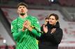 Dortmunds Torwart Gregor Kobel (l) und Trainer Edin Terzic bedanken sich bei den Fans.