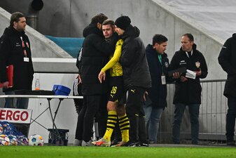 Dortmunds Julian Ryerson (M) hat sich im Pokalspiel beim VfB Stuttgart verletzt und wird wohl bis zu acht Wochen ausfallen. Dortmunds Julian Ryerson (M) hat sich im Pokalspiel beim VfB Stuttgart verletzt und wird wohl bis zu acht Wochen ausfallen.