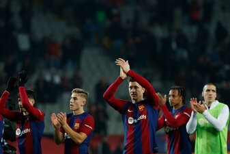 Barcelonas Superstar Robert Lewandowski (M) will noch drei, vier Jahre spielen. Barcelonas Superstar Robert Lewandowski (M) will noch drei, vier Jahre spielen.