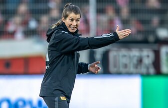 Marie-Louise Eta ist die Co-Trainerin bei Union Berlin. Marie-Louise Eta ist die Co-Trainerin bei Union Berlin.