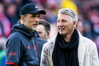 Bayern-Trainer Thomas Tuchel (l) im Gespräch mit Bastian Schweinsteiger. Bayern-Trainer Thomas Tuchel (l) im Gespräch mit Bastian Schweinsteiger.