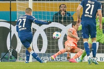 Hoffenheims Andrej Kramaric (l) schießt das Tor zum 2:0. Hoffenheims Andrej Kramaric (l) schießt das Tor zum 2:0.