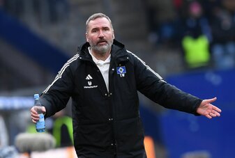 HSV-Trainer Tim Walter muss mit seinem Team eine Niederlage gegen den SC Paderborn hinnehmen. HSV-Trainer Tim Walter muss mit seinem Team eine Niederlage gegen den SC Paderborn hinnehmen.