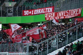 Fans des SC Freiburg protestieren gegen den geplanten Einstieg eines Investors. Fans des SC Freiburg protestieren gegen den geplanten Einstieg eines Investors.