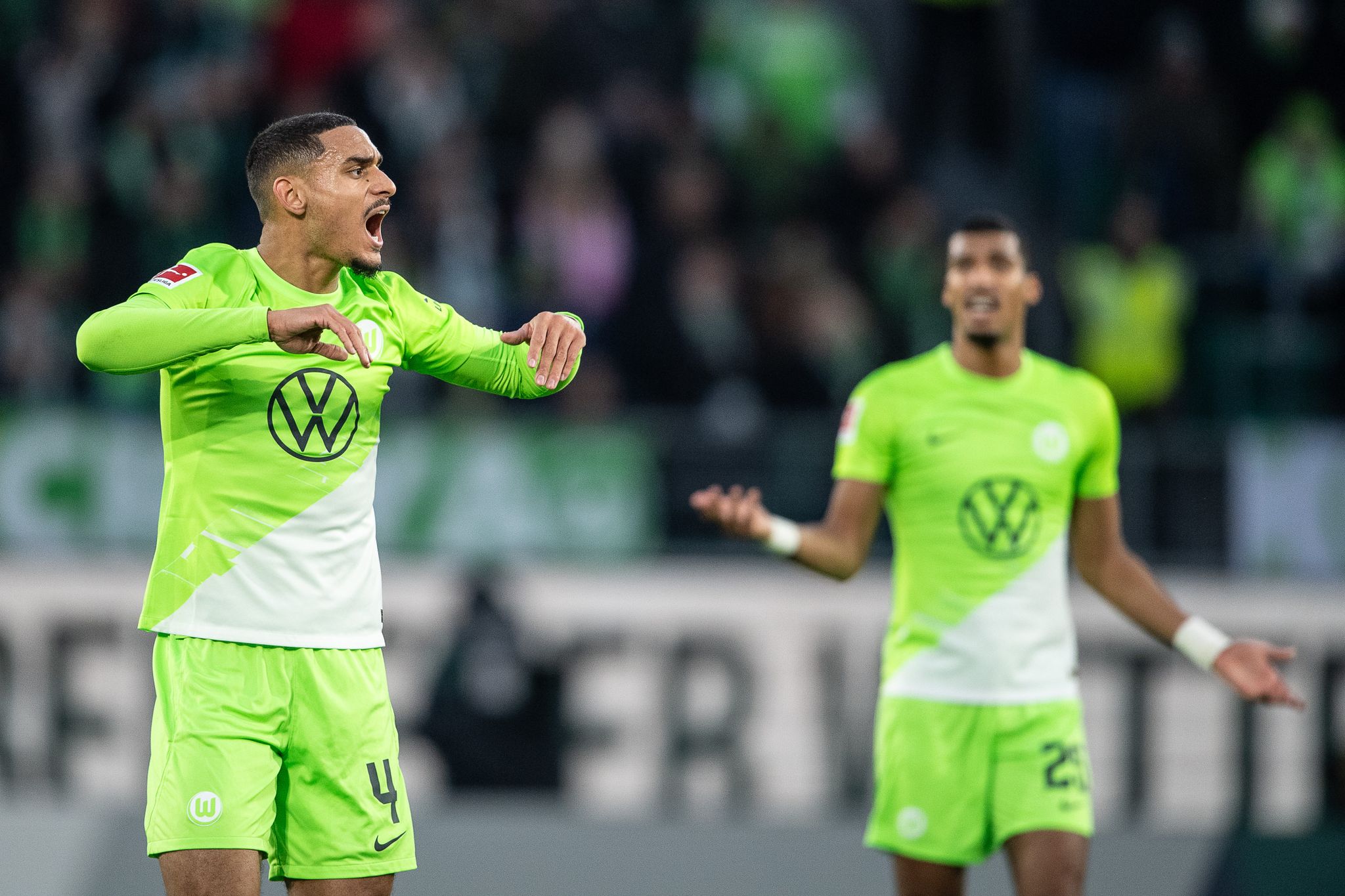 Nach der Niederlage gegen den SC Freiburg rutscht der VfL Wolfsburg um Maxence Lacroix (l) weiter in die Krise.