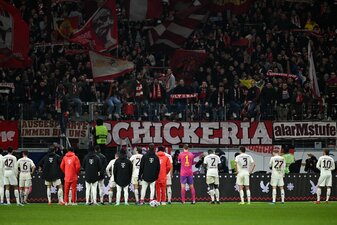 Nach der 1:5-Klatsche in Frankfurt stehen die Bayern-Spieler vor dem Gästeblock. Nach der 1:5-Klatsche in Frankfurt stehen die Bayern-Spieler vor dem Gästeblock.