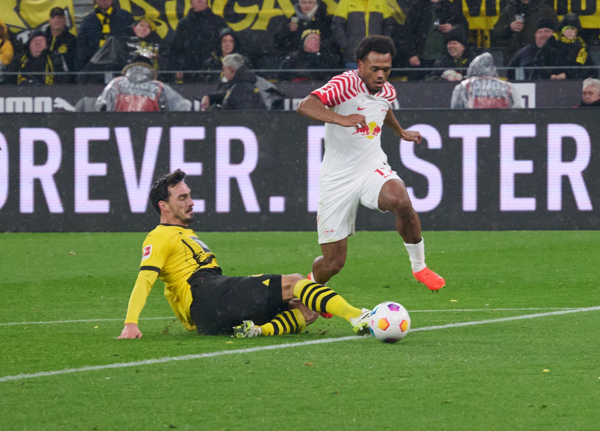 Früh in Unterzahl: Dortmunds Mats Hummels (l) zieht gegen seinen Gegenspieler Lois Openda die Notbremse.
