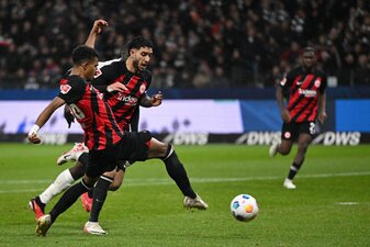 Frankfurts Ansgar Knauff (l) erzielt neben Omar Marmoush das Tor zum 5:1. Frankfurts Ansgar Knauff (l) erzielt neben Omar Marmoush das Tor zum 5:1.