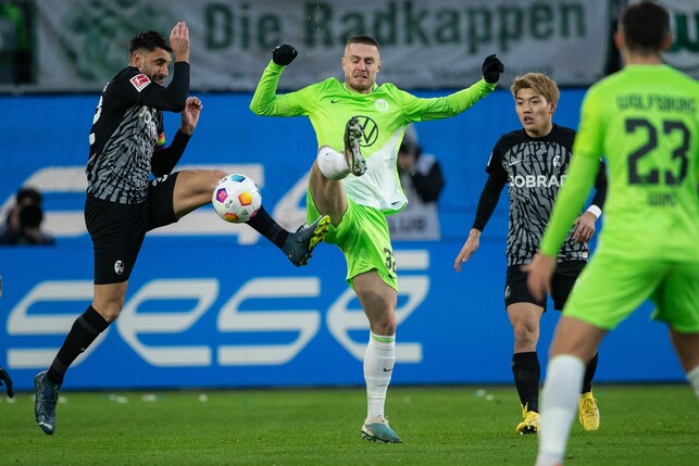 Wolfsburgs Mattias Svanberg spielt gegen Freiburgs Vincenzo Grifo (l).