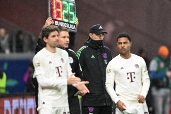 Bayern Münchens Serge Gnabry (r) hat sich erneut verletzt. Bayern Münchens Serge Gnabry (r) hat sich erneut verletzt.