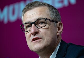 FC-Bayern-Boss Jan-Christian Dreesen spricht sich für einen DFL-Investor aus. FC-Bayern-Boss Jan-Christian Dreesen spricht sich für einen DFL-Investor aus.