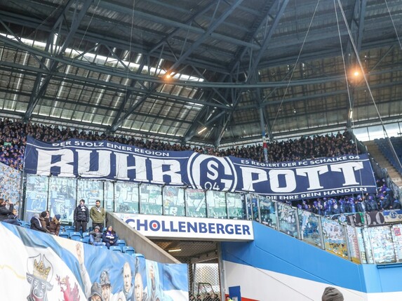 Kellerduell zwischen Rostock und Schalke unterbrochen