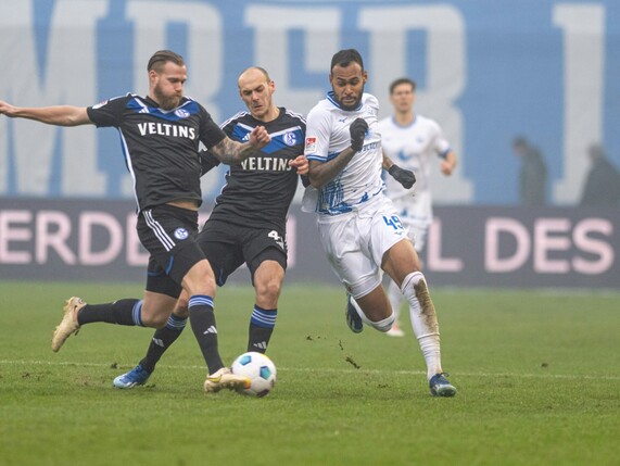 Nach Spielunterbrechung: Schalke gewinnt in Rostock