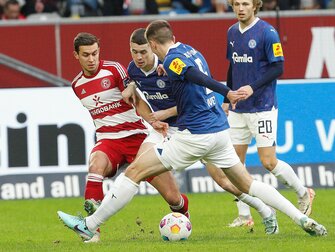 Holstein Kiel (blaue Trikots) nimmt drei Punkte aus Düsseldorf mit. Holstein Kiel (blaue Trikots) nimmt drei Punkte aus Düsseldorf mit.