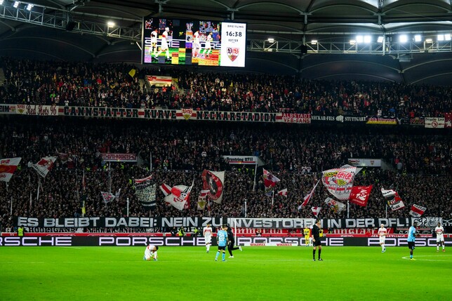 In vielen Stadien protestierten Fans mit Spruchbändern.