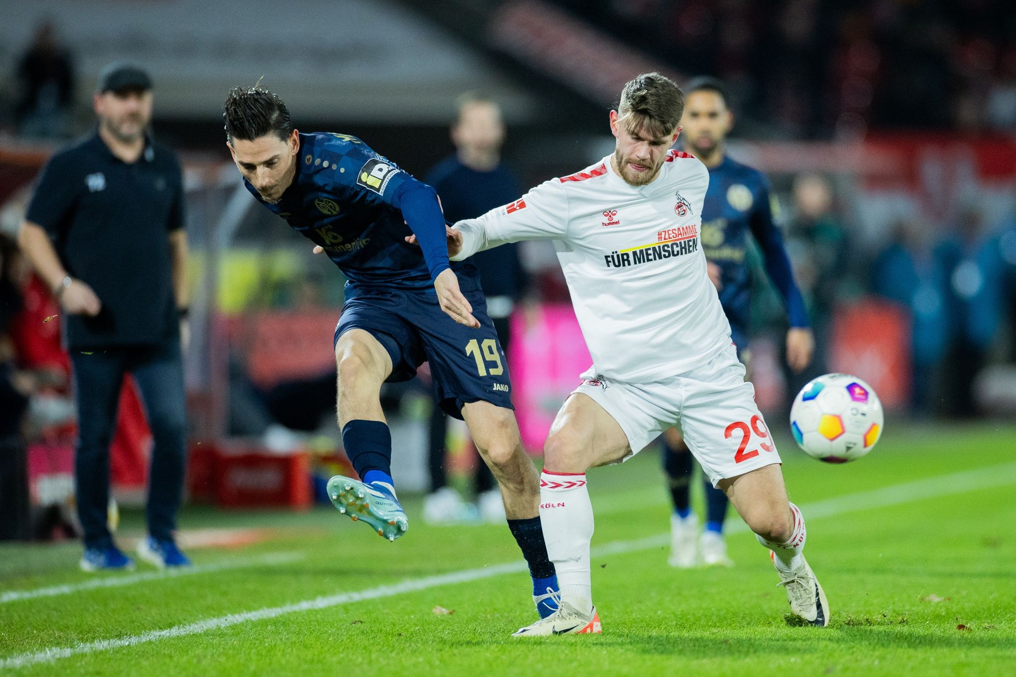 Kölns Jan Thielmann (r) im Zweikampf mit dem Mainzer Anthony Caci.