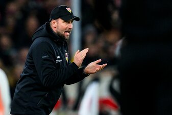 Stuttgarts Trainer Sebastian Hoeneß ist stolz auf die Leistung seiner Mannschaft gegen Leverkusen. Stuttgarts Trainer Sebastian Hoeneß ist stolz auf die Leistung seiner Mannschaft gegen Leverkusen.