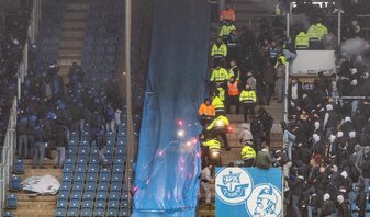 Ordner versuchen die Fans beider Vereine wieder in die Blöcke zurück zu drängen. Ordner versuchen die Fans beider Vereine wieder in die Blöcke zurück zu drängen.