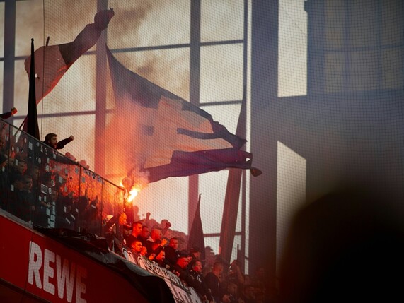 Pyrotechnik beim Rhein-Derby: Geldstrafe für Mönchengladbach