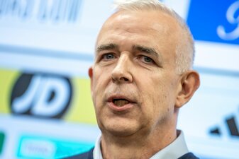 Unions Präsident Dirk Zingler hatte eine Verschiebung der Abstimmung über einen Investoren-Einstieg gefordert. Unions Präsident Dirk Zingler hatte eine Verschiebung der Abstimmung über einen Investoren-Einstieg gefordert.