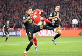 Unions Robin Gosens (M) versucht sich gegen Madrids David Alaba (l) und Madrids Lucas Vazquez durchzusetzen. Unions Robin Gosens (M) versucht sich gegen Madrids David Alaba (l) und Madrids Lucas Vazquez durchzusetzen.