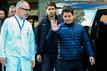 Der Schiedsrichter Halil Umut Meler (r) konnte das Krankenhaus wieder verlassen.