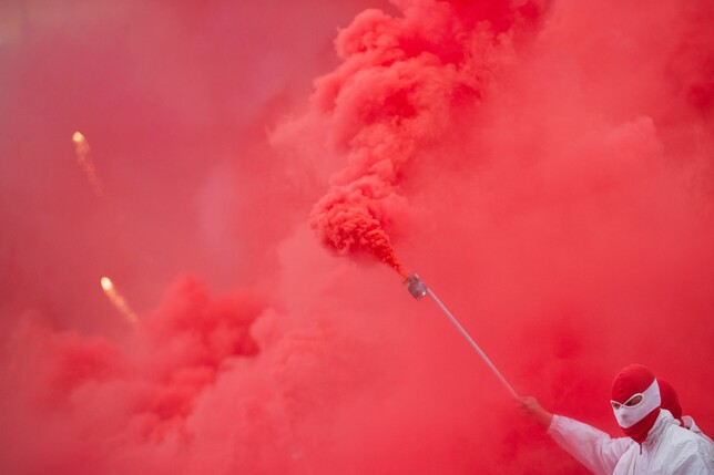 Kölner Fans hatten während des Spiels gegen Borussia Mönchengladbach Rauchbomben und Pyrotechnik gezündet.
