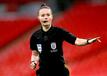 Wird als erste Frau überhaupt ein Premier-League-Spiel leiten: Rebecca Welch.