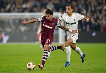 Lucas Paqueta (l) von West Ham United gegen Kiliann Sildillia vom SC Freiburg. Lucas Paqueta (l) von West Ham United gegen Kiliann Sildillia vom SC Freiburg.