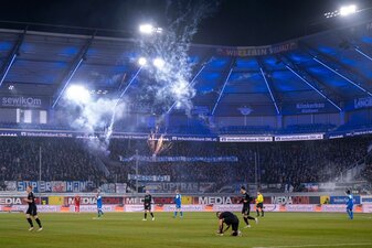 Fans von Hansa Rostock tun ihren Unmut gegen die DFL kund. Fans von Hansa Rostock tun ihren Unmut gegen die DFL kund.
