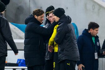 BVB-Profi Julian Ryerson (M.) wird nach seiner Verletzung von Dortmunds Trainer Edin Terzic (l) getröstet. BVB-Profi Julian Ryerson (M.) wird nach seiner Verletzung von Dortmunds Trainer Edin Terzic (l) getröstet.