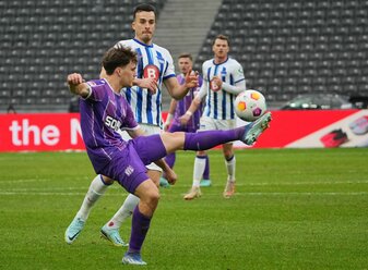 Osnabrücks Florian Kleinhansl (v) ist vor Hertha-Stürmer Haris Tabakovic am Ball. Osnabrücks Florian Kleinhansl (v) ist vor Hertha-Stürmer Haris Tabakovic am Ball.