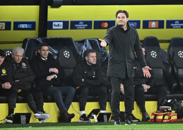 Dortmunds Trainer Edin Terzic steht am Spielfeldrand und erteilt seinen Spielern Anweisungen.