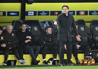 Dortmunds Trainer Edin Terzic steht am Spielfeldrand und erteilt seinen Spielern Anweisungen. Dortmunds Trainer Edin Terzic steht am Spielfeldrand und erteilt seinen Spielern Anweisungen.