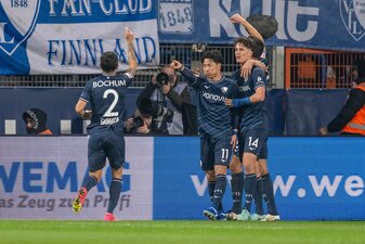 Bochums Cristian Gamboa (v.li.), Torschütze Takuma Asano, Anthony Losilla und Tim Oermann jubeln nach dem Tor zum 1:0. Bochums Cristian Gamboa (v.li.), Torschütze Takuma Asano, Anthony Losilla und Tim Oermann jubeln nach dem Tor zum 1:0.