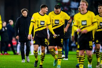 Dortmunds Trainer Edin Terzic (l-r), Thomas Meunier und Niklas Süle reagieren nach dem Spiel unzufrieden. Dortmunds Trainer Edin Terzic (l-r), Thomas Meunier und Niklas Süle reagieren nach dem Spiel unzufrieden.