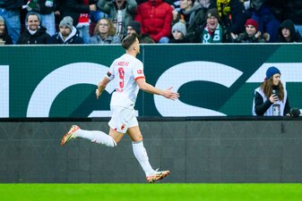 Augsburgs Ermedin Demirovic jubelt nach seinem Tor zum 1:0. Augsburgs Ermedin Demirovic jubelt nach seinem Tor zum 1:0.