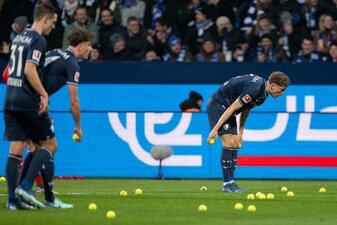 Beim Spiel des VfL Bochum gegen den 1. FC Union Berlin warfen Fans aus Protest Tennisbälle auf das Spielfeld. Beim Spiel des VfL Bochum gegen den 1. FC Union Berlin warfen Fans aus Protest Tennisbälle auf das Spielfeld.