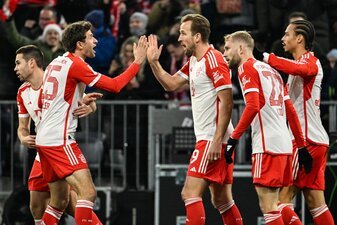 Mit einer souveränen Leistung schlug der FC Bayern den VfB Stuttgart mit 3:0. Mit einer souveränen Leistung schlug der FC Bayern den VfB Stuttgart mit 3:0.