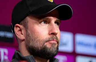 VfB-Trainer Sebastian Hoeneß von Stuttgart würde auch gerne weiterhin mit Stürmer Serhou Guirassy zusammenarbeiten. VfB-Trainer Sebastian Hoeneß von Stuttgart würde auch gerne weiterhin mit Stürmer Serhou Guirassy zusammenarbeiten.