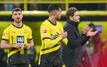 Dortmunds Salih Özcan, Trainer Edin Terzic und Emre Can (l-r) nach einem Spiel.