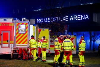 Sanitäter stehen vor dem Stadion beim Spiel des SC Paderborn gegen Rostock. 38 Personen hatten sich bei den Vorfällen verletzt. Sanitäter stehen vor dem Stadion beim Spiel des SC Paderborn gegen Rostock. 38 Personen hatten sich bei den Vorfällen verletzt.